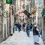 La Creuza Tra Caruggi Storici E Porto Antico * Genoa