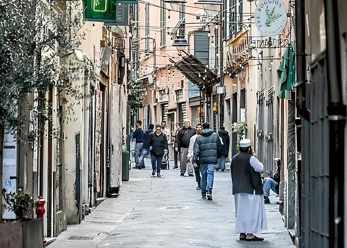 La Creuza Tra Caruggi Storici E Porto Antico * Génova