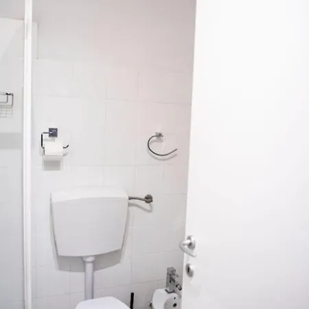La Creuza Tra Caruggi Storici E Porto Antico *